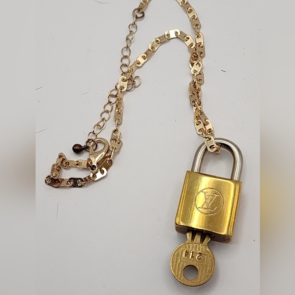 Louis Vuitton RARE Vintage Lock And Key 214 With Free Chain - Picture 2 of 8